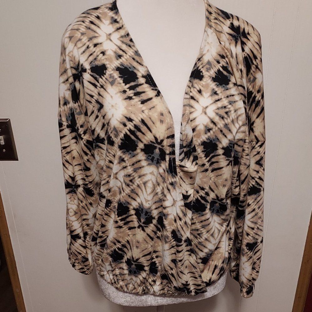 HIATUS  XL   VGC pit to pit  24 1/2 length 20 1./2 Blue, tan and white